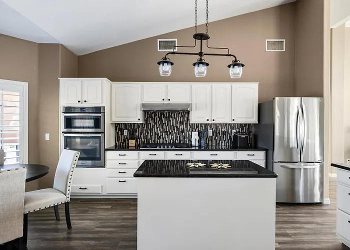 Private Desert Retreat W Heated Pool • Mountain Views Holiday home