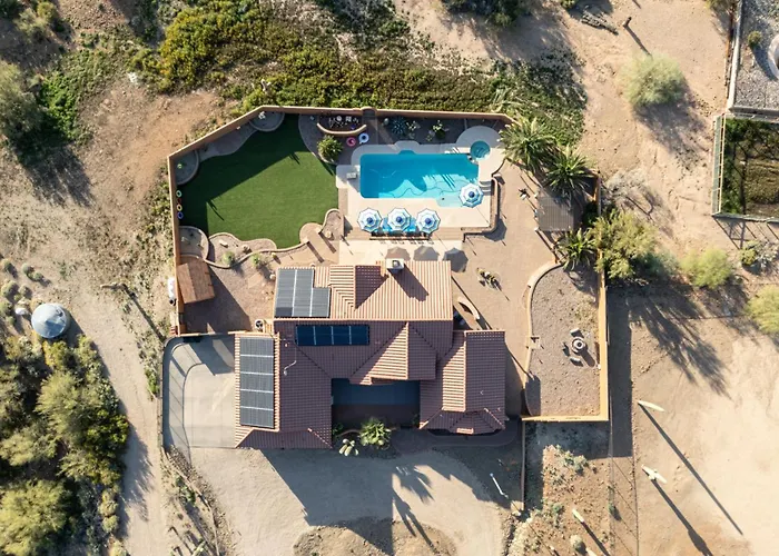 Private Desert Retreat W Heated Pool • Mountain Views Holiday home