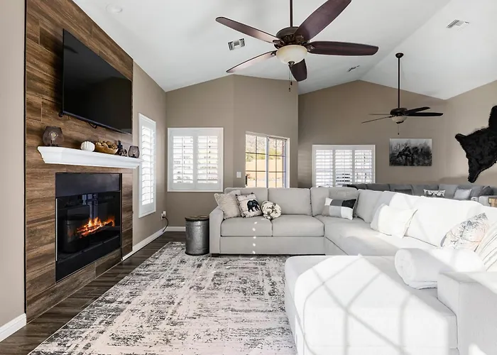 Private Desert Retreat W Heated Pool • Mountain Views Holiday home *